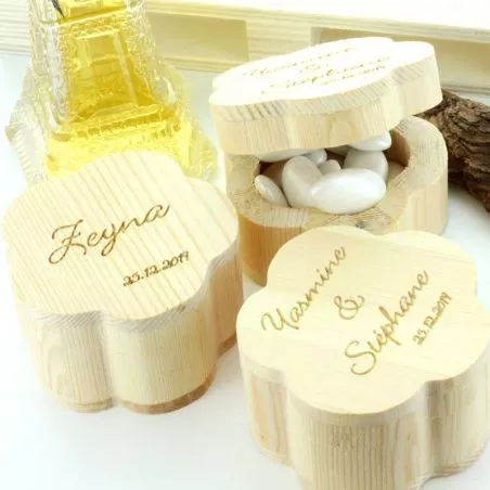 Boite dragées personnalisée bois massif - Fleur Boite dragées personnalisée bois massif - Fleur